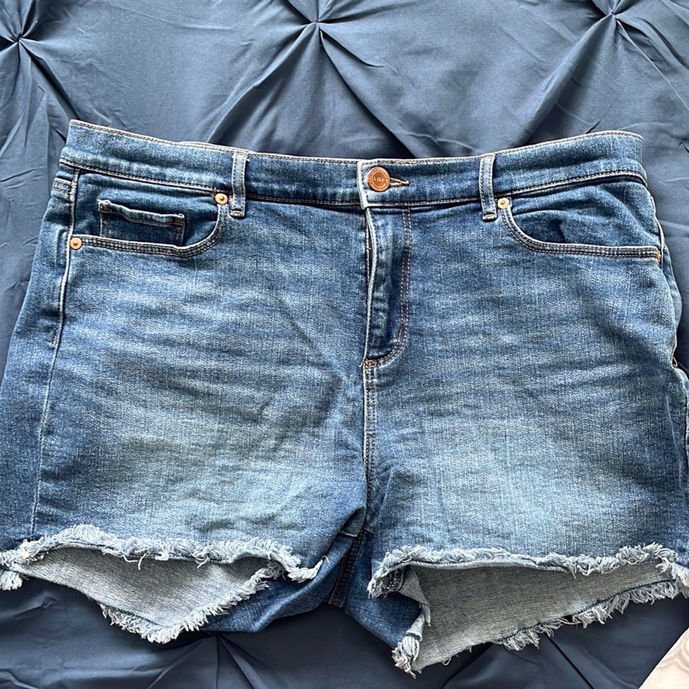 Loft 4” Jean shorts size 14